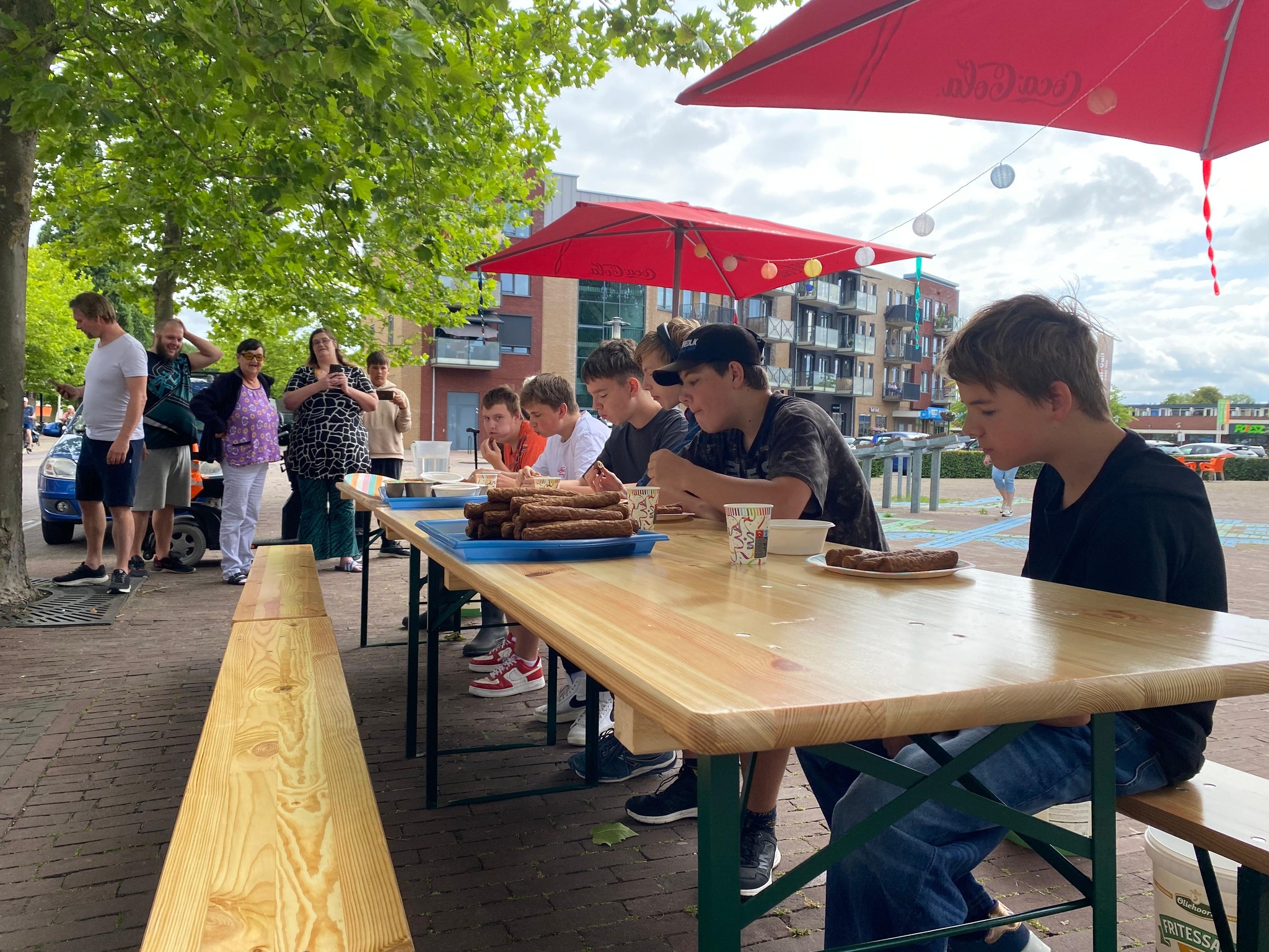 Extra afbeelding van Frikandellenwedstrijd bij Snackbar Lucy groot succes