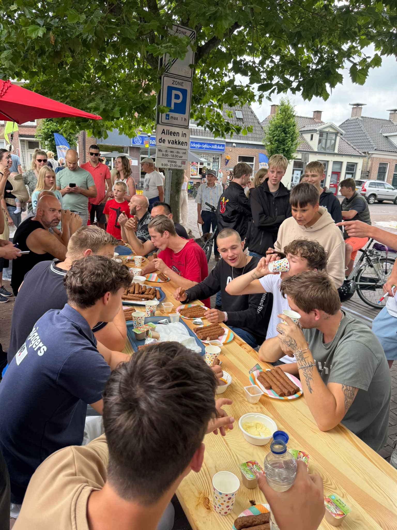 Extra afbeelding van Frikandellenwedstrijd bij Snackbar Lucy groot succes