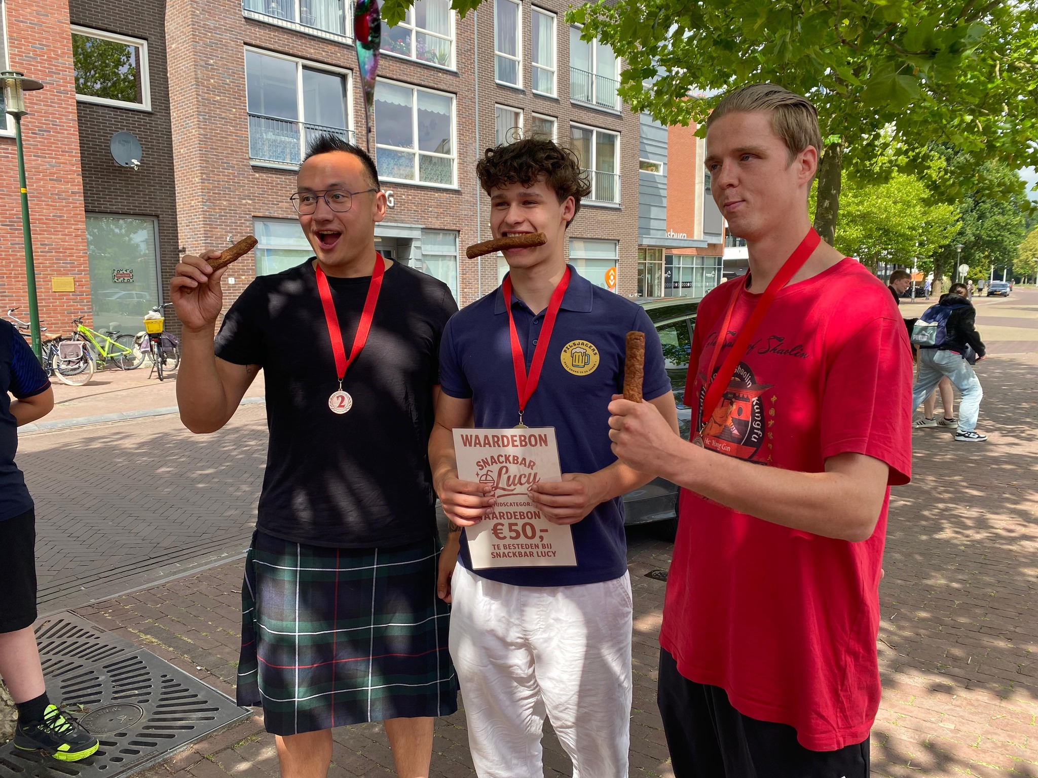 Extra afbeelding van Frikandellenwedstrijd bij Snackbar Lucy groot succes